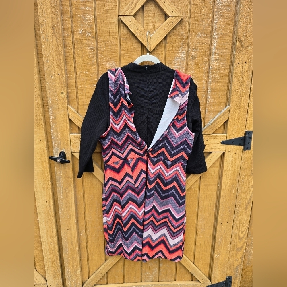 Chevron Patterned Dress with Black Sleeves - Picture 4 of 4